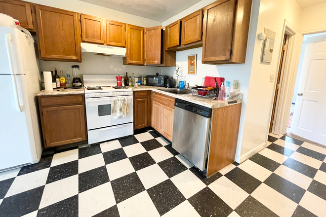 Kitchen - Excellent 3 bedroom apartment located on Hammond St!!