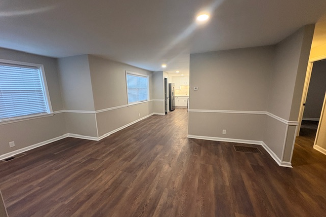 Dining room/living room - 2 BR / 1 BA apt. close to campus
