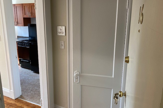 Call call or text Arezou at 617-584-7817 - Large front facing unit with eat-in kitchen!!Heat & Hot water inc.!! NO BROKER FEE!!!!