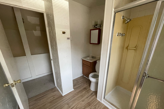 Bathroom - House For Rent - Park / ShuttleUM / Metro Bus / UMD