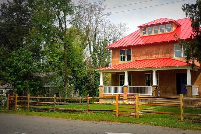 front view of house - Fully Furnished House close to UVA/ Medical School