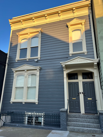Front of The House - Bright Sunny Room 1 Block from Campus