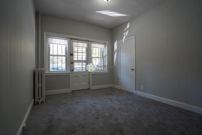 1 - AVAIL NOW-Awesome Brighton 1 bed Split, H/HW inc, NO FEE! Apartments