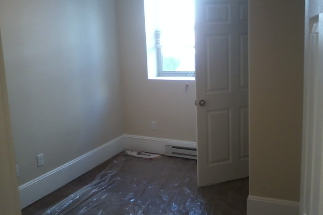 - Beautiful and spacious garden level 3 bedroom, in the heart of Fenway