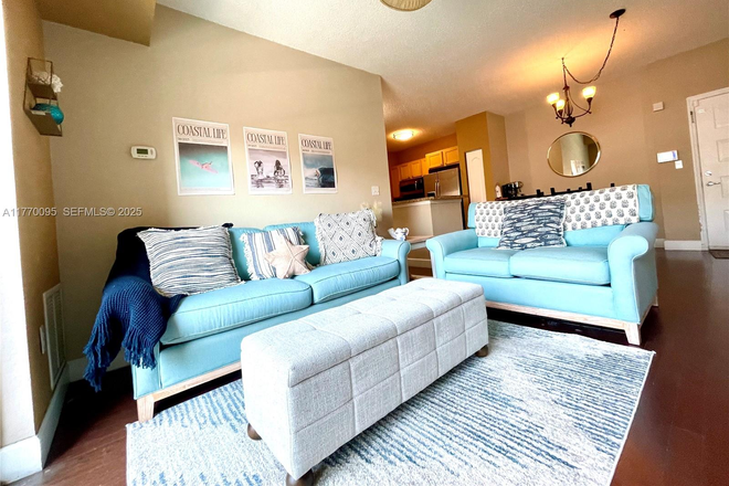 Living Room - Beautiful 3 bed/2 bath condo 1 mile from campus! Covered parking included