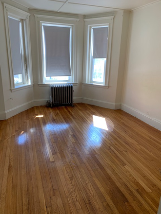Hub Realty - Excellent front facing one bedroom split, in Fenway Apartments