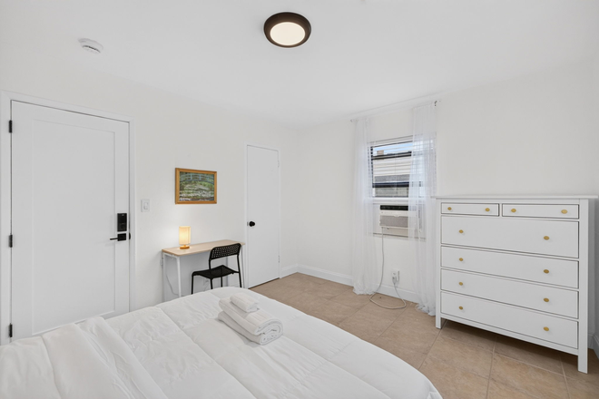 bed 3 - Student housing near LAS OLAS Duplex