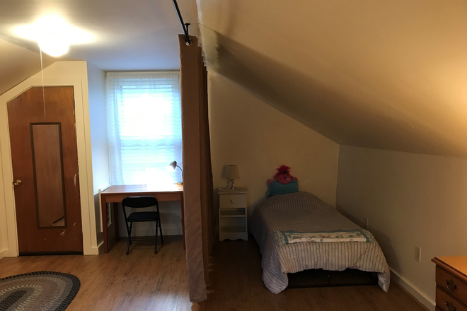 Loft Area #2 - 1 Bedroom Cottage close to campus Apartments