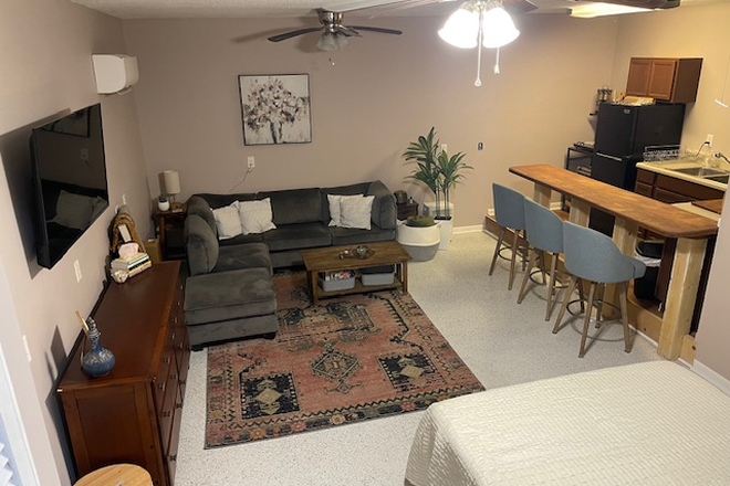 Private Living Space - Luxury Executive Studio on Shadowmoss Golf Course (Incl. Laundry Room & Side Yard)