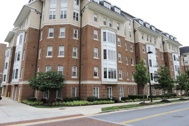 External Building View - South Campus Commons 5 Apartments