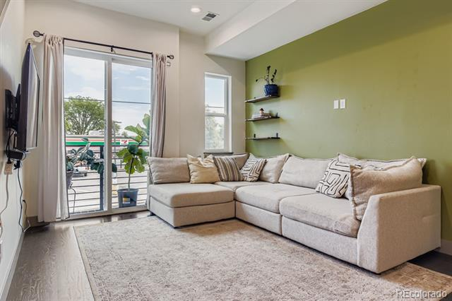 living room - Rental Close Proximity to DU