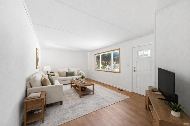 Living Room - 5 Bedroom 2 bath House for Rent - $3000