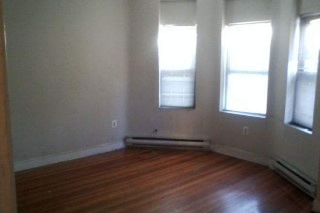 hubrealtyproperties.com - Brilliant 2 bedroom split, with lots of light, handy to the T and campus