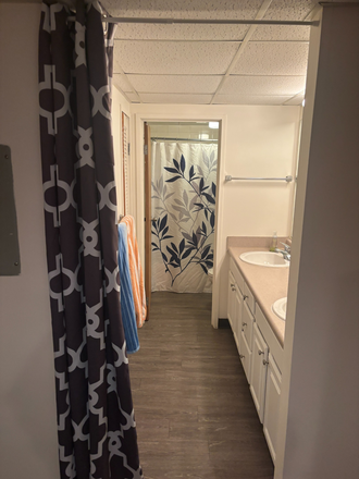 DIS DA BATROOM ROBIN - Apartment at The Oaks