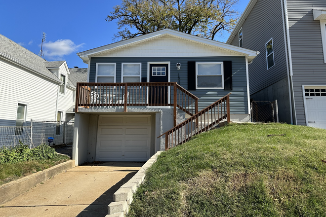 Front of the house - 3-Bedroom Home Near WashU & UHSP – Internet, Water, Sewer, Trash & Lawn Care Included!