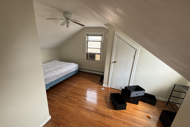 Single Room - 5 Bedroom 2 Bath House for Rent 8 minute walk from Hofstra