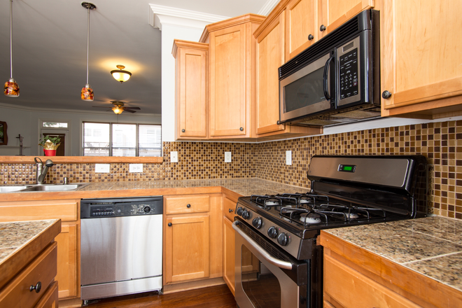 Kitchen - Spacious 3BR End-Unit Townhome w/ Garage – Peachtree Corners / Norcross