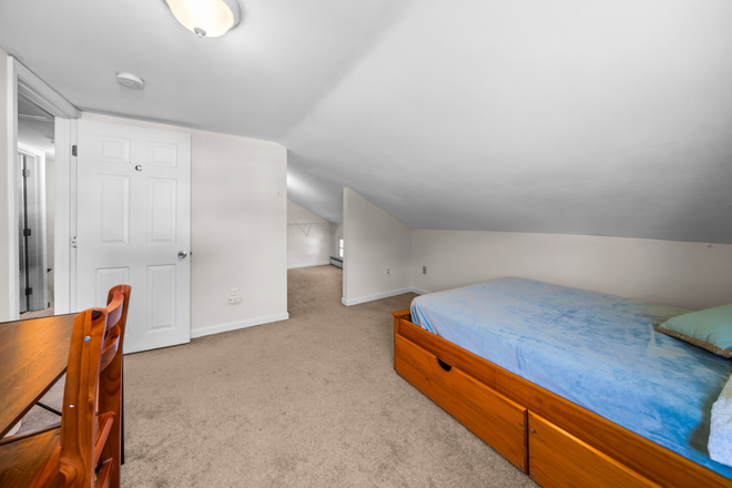 Bedroom with walk-in closet - Spring Semester - All Inclusive Rent for $5,500 - 2 Miles from Storrs Campus