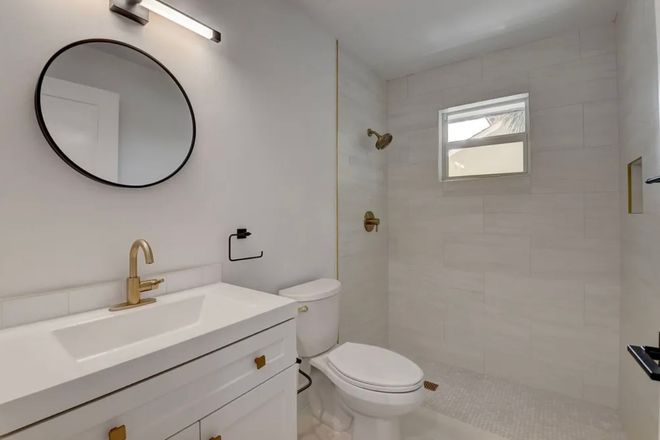 Guest Bathroom - 2 Rooms Available ASAP/ 15 min from campus/ Duplex/ Modern Home/ Partially Furnished
