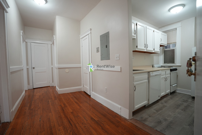 1 - MID AUG 2026-Fanstastic Comm Ave 2 bed. Easy MBTA-NO FEE & 1 Free Month