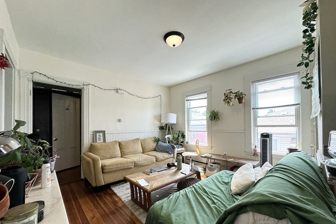 Living room - Sun-Drenched 3 Bed / 1 Bath near campus available 9/1/26!! Apartments