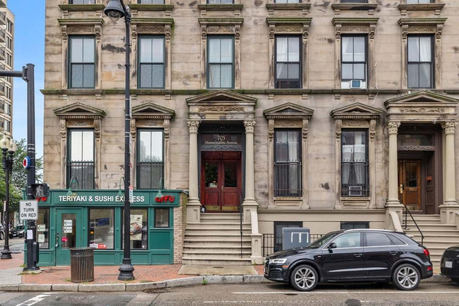 Building front entrance - An apartment in the South End right next to the BU Medical Campus!