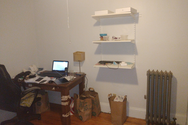 $1000 bedroom, the bed is actually a double sized bed. The room is 12'x12'. - Room avail $1000 + utilities; 12 minute walk from campus, room available for Fall