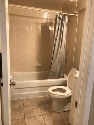 Bathroom - Spacious Basement Suite - Perfect for UTSC Students