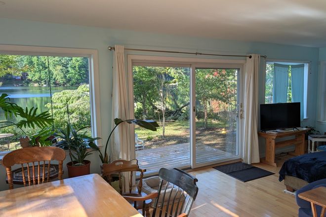 Living rm and lake view - Beautiful first floor lakeside, quiet 1-2 bdrm apartment; 6mi. from Amherst, academic