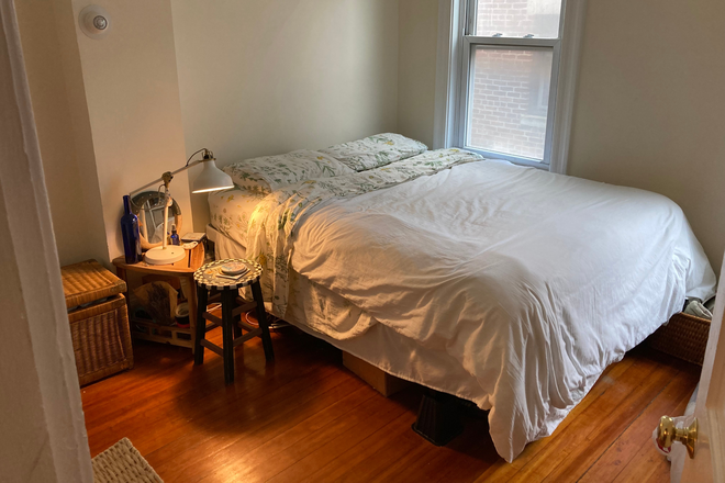 Bedroom - 1 bedroom available in large 3 bed/1bath house with yard!