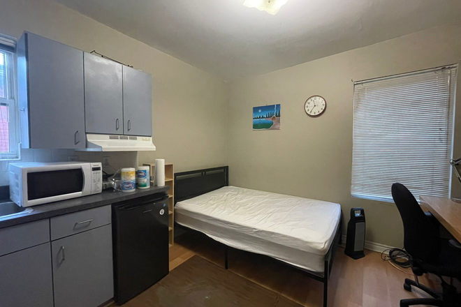 1 - Furnished Master Room - $1250/mnth - South of Spadina & College - Call for info