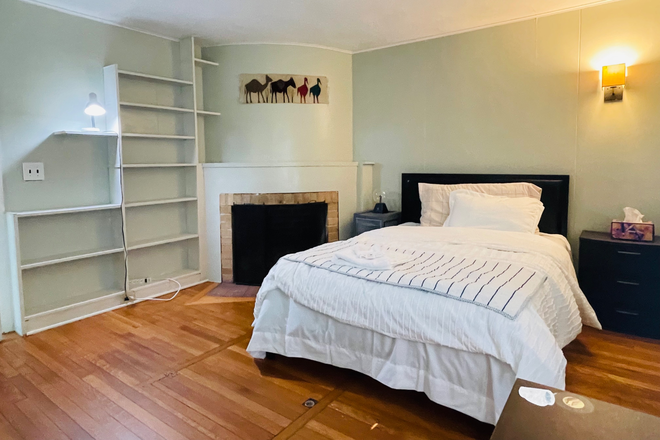 Bedroom with Window AC and hardwood floor - 5 Mins Walk to UConn Campus-Bedroom House