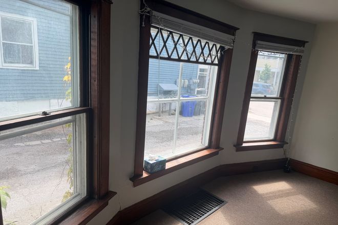 Living room - Centrally located 3 bed - includes, water, trash Apartments