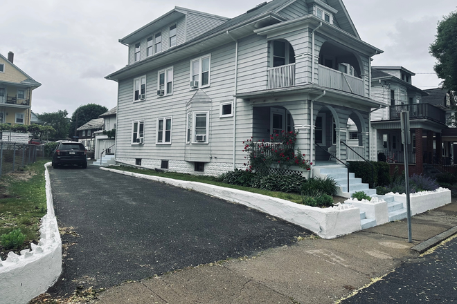 Exterior street view - NO BROKER FEES! Huge Somerville 6BR; Sunny, Rose Garden; 5min walk to Tufts; Parking & Free Laundry! Duplex