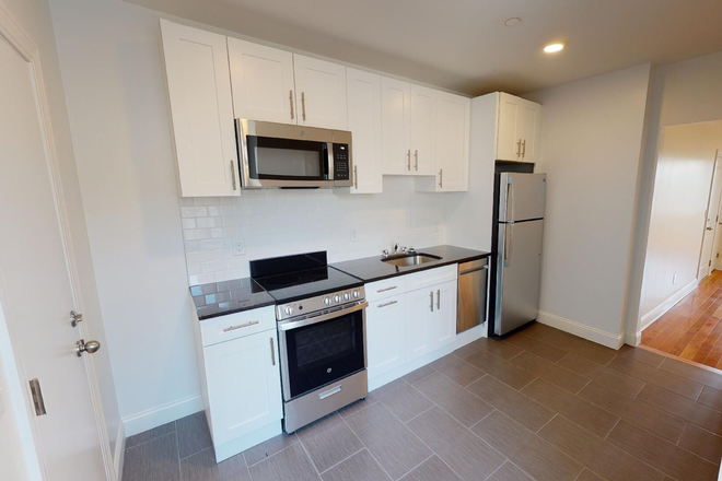Hub Realty - Beautiful 2 bedroom with renovated kitchen and bath, private deck, on BC shuttle bus Apartments