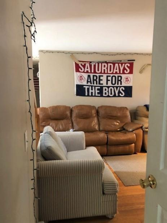 living room - Large 5 bed 3 bathroom house for rent in Bristol RI