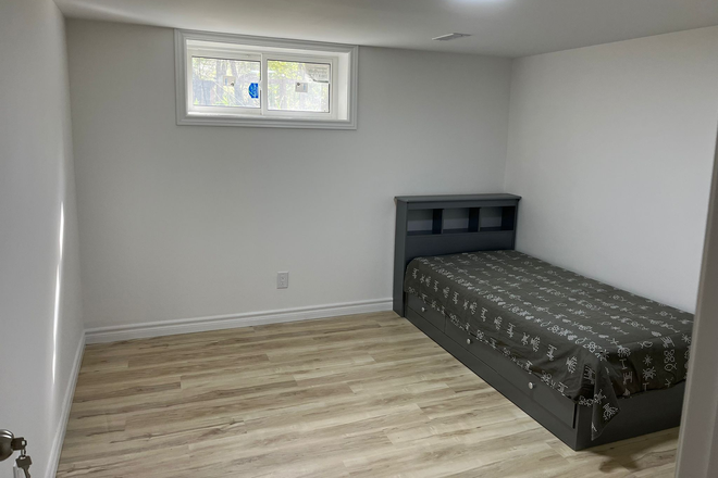 Bedroom - Furnished Bedroom - next to UofT 2 minutes Walk to campus.