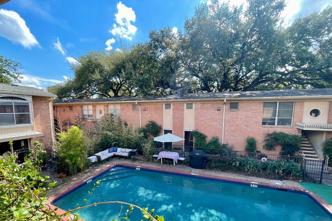 Front door view - Mount Vernon Apartments