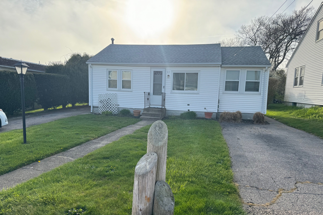 Front of House - Available for a group of 3! Beautiful 3 bedroom home near Scarborough State Beach!