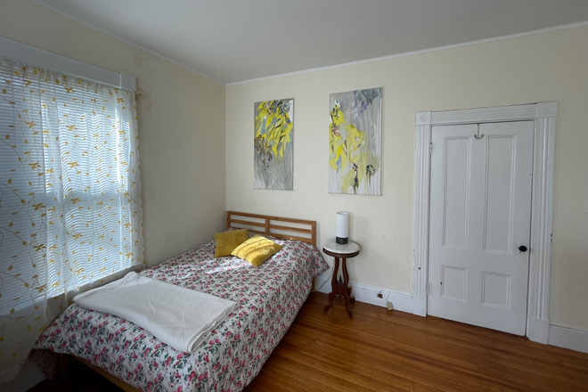 Studio Apartment - Sunny Studio, 5 mins from Harvard Apartments