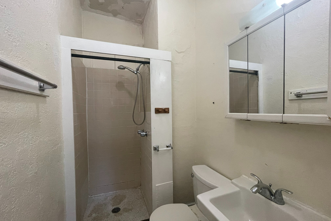 Bath - Studio in North End No Brokers Fee Apartments