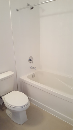 Bathroom - - 297 College Street Unit 7XX (1+1) one bathroom M5T 1S2