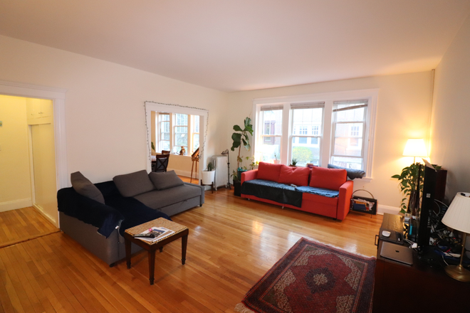 living room - Spacious Coolidge Corner 2 bed with parking - NO FEE! for 9/1 Apartments