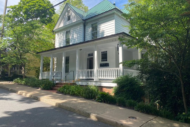 - 415 2nd Street, NE