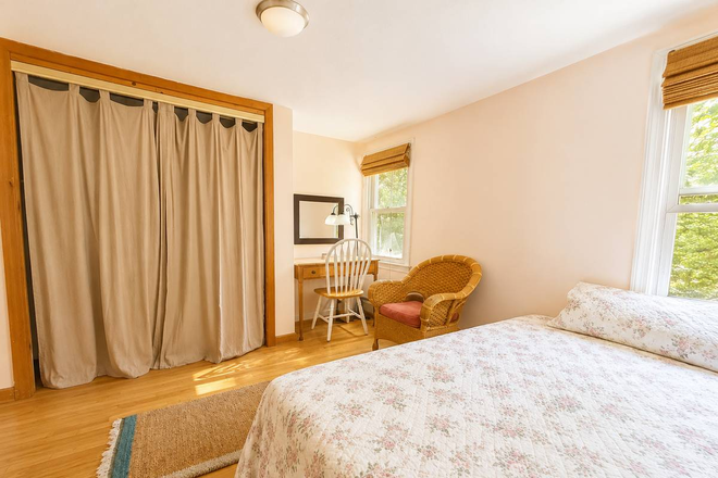 Rose room - Two sunny furnished private rooms in a shared 4 bedroom space