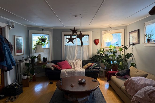Living room - Nice 3 Bedroom Apartment – South End / Lower Hill