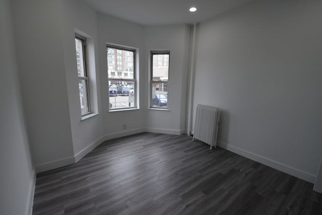 Bedroom - 3 Bed Available 9/1/26! *CONTACT NOAH 603-470-8181 Apartments