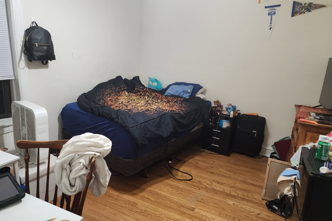 Bedroom - Summer Sublet in Evanston Apartment!