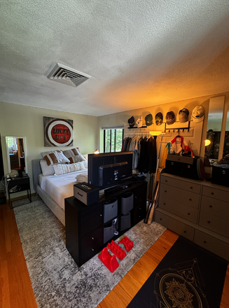 Bedroom - Large 3Bed / 1.5 Bath Apartment — Spring Sublet Near Boston College Campus (In Unit Laundry)