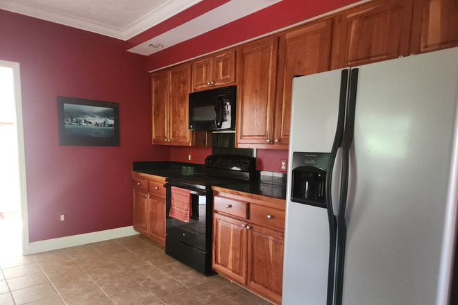 Kitchen - 5/3.5 BR house, large fenced yard, 2 miles from campus